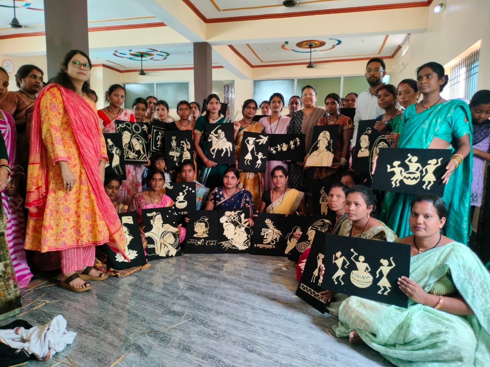 ग्रामीण महिलाओं के हुनर को मिला नया मंच, पैरा आर्ट प्रशिक्षण संपन्न