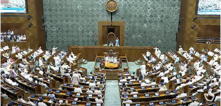 लोकसभा और राज्यसभा में भारी हंगामा, कार्यवाही अगले दिन तक टली