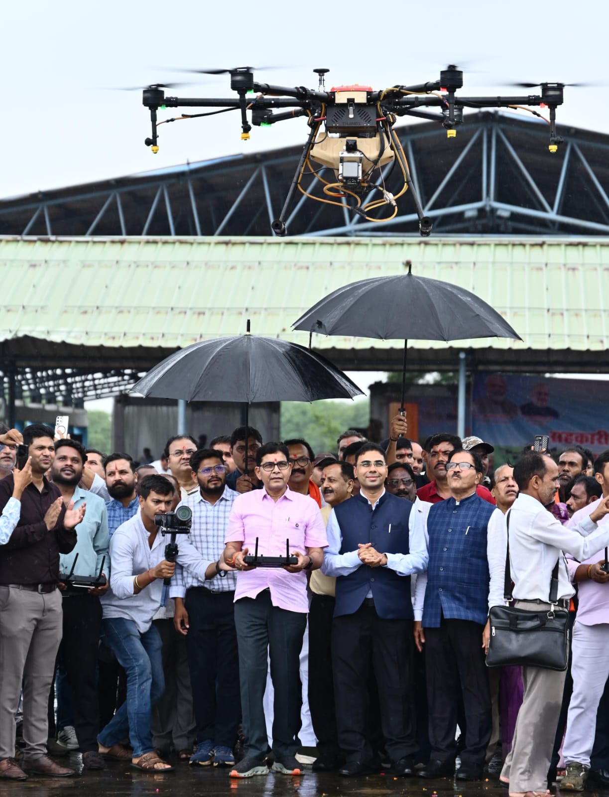 कृषि में तकनीकी क्रांति की शुरुआत, ड्रोन से होगा सटीक छिड़काव