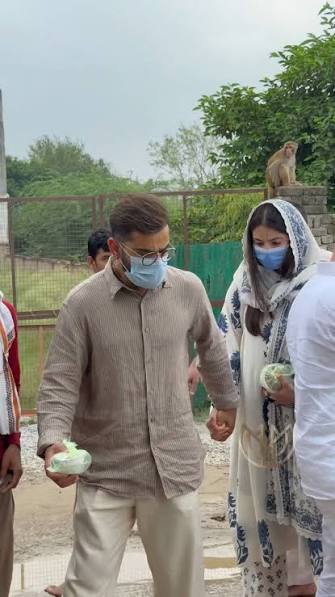 नंगे पैर आश्रम पहुंचे विराट कोहली और अनुष्का शर्मा, वीडियो वायरल
