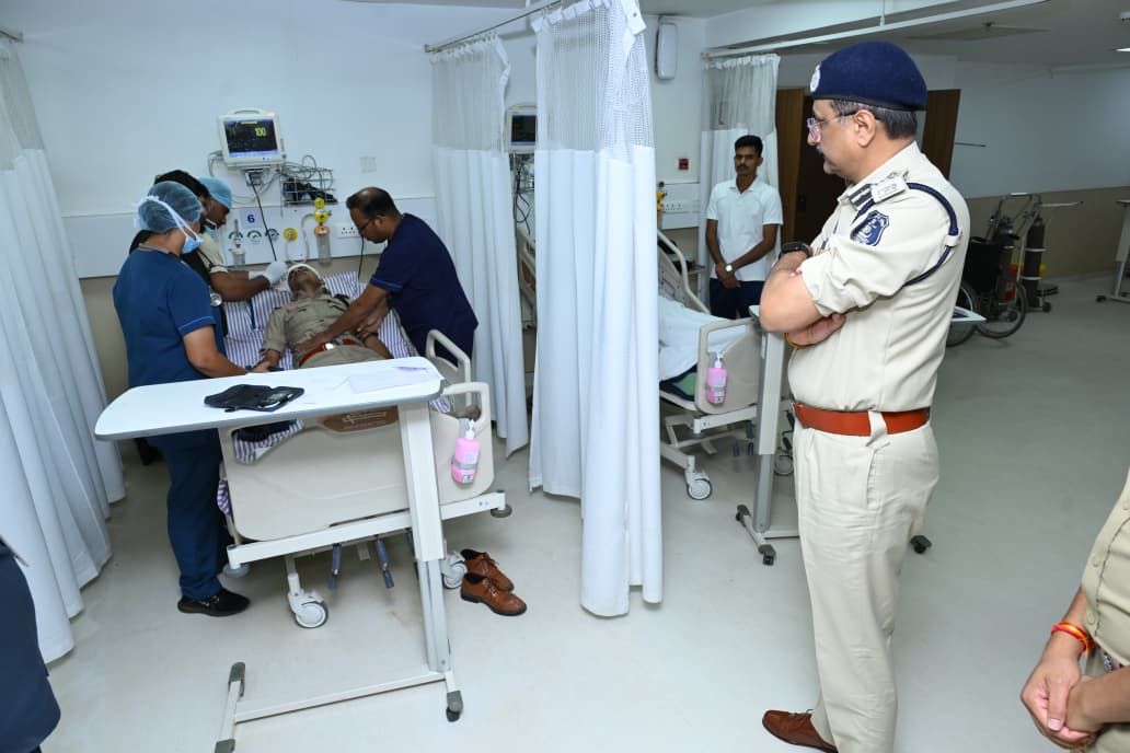 रैली के दौरान घायल 16 पुलिस जवानों से मिले पुलिस कमिश्नर संजीव शुक्ला