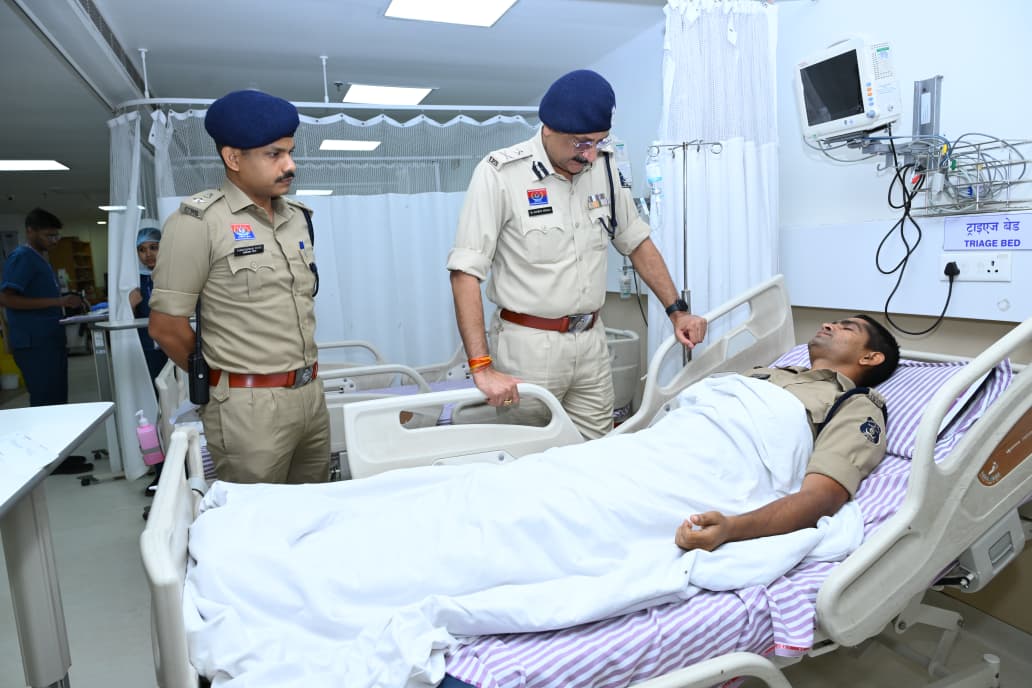 रैली में उपद्रव के बाद अस्पताल पहुंचे पुलिस कमिश्नर संजीव शुक्ला