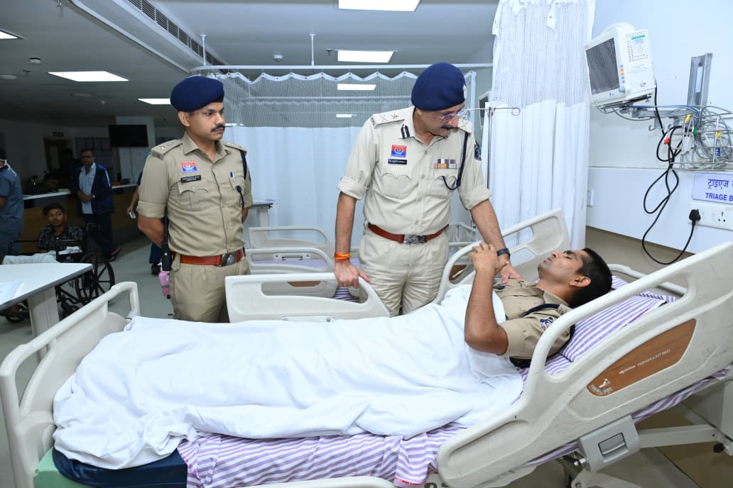 पथराव की घटना में घायल पुलिस बल का पुलिस कमिश्नर ने लिया हालचाल