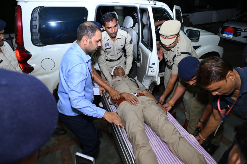 रैली में उपद्रव के बाद अस्पताल पहुंचे पुलिस कमिश्नर संजीव शुक्ला