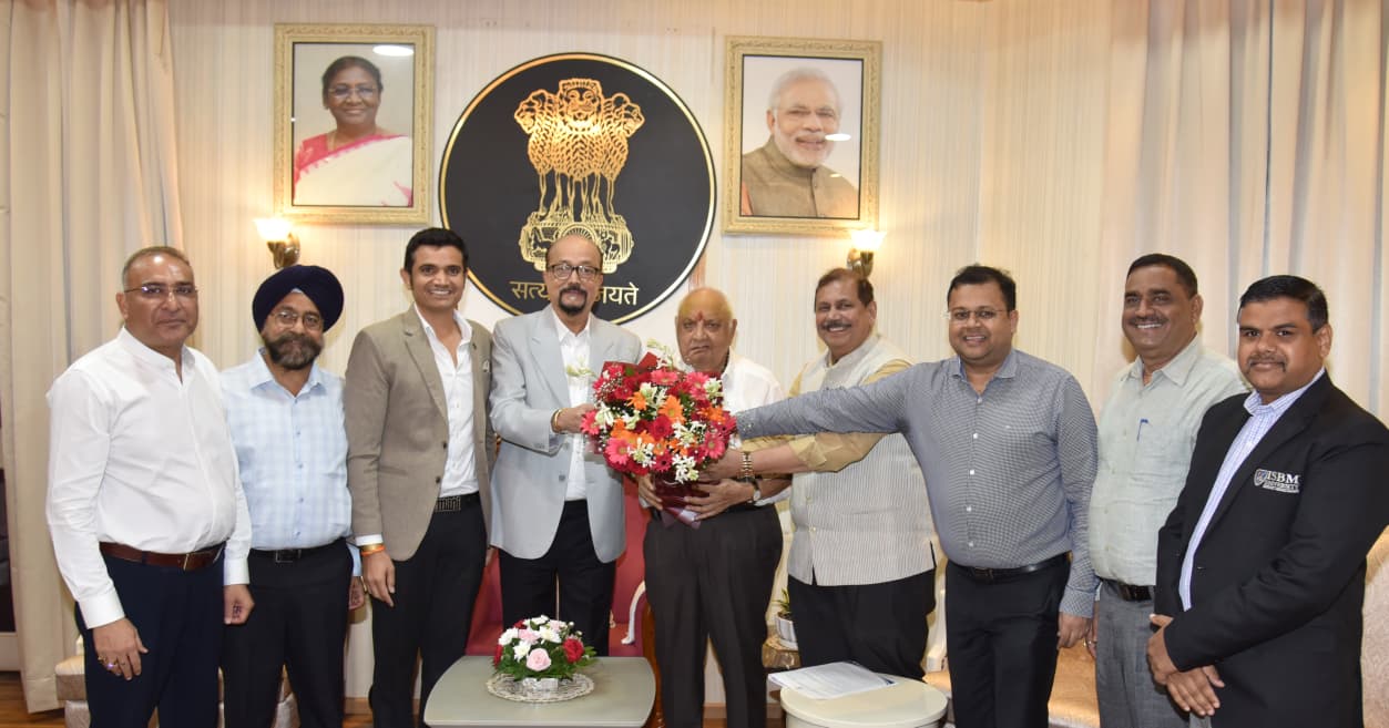 निजी विश्वविद्यालयों के कुलाधिपतियों ने राज्यपाल से की सौजन्य भेंट