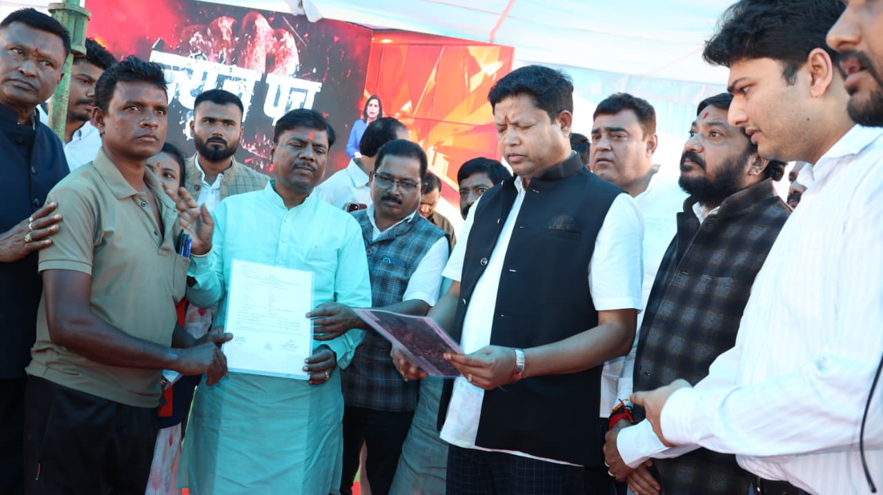 वनाधिकार से सशक्त हुए हितग्राही, मंत्री ने सौंपे अधिकार पत्र