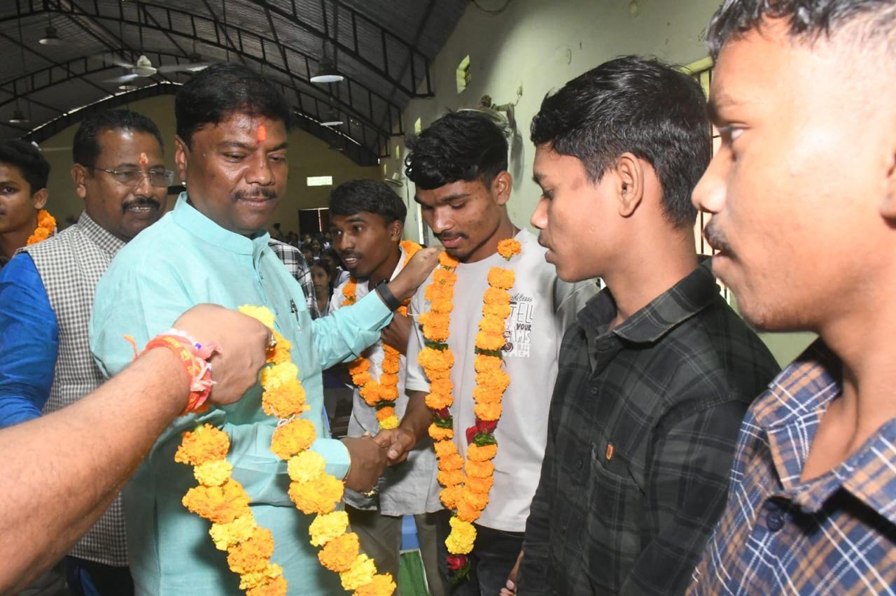 कारली के छात्रों ने बढ़ाया जिले का गौरव, मंत्री ने किया सम्मानित