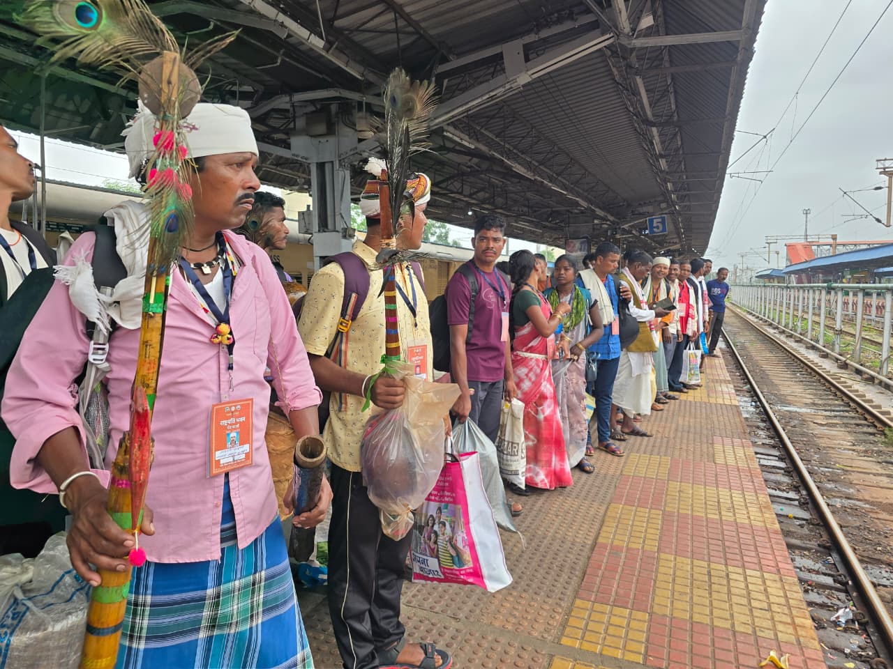 नए बस्तर की पहचान लेकर दिल्ली रवाना हुए जनजातीय समाज के प्रतिनिधि