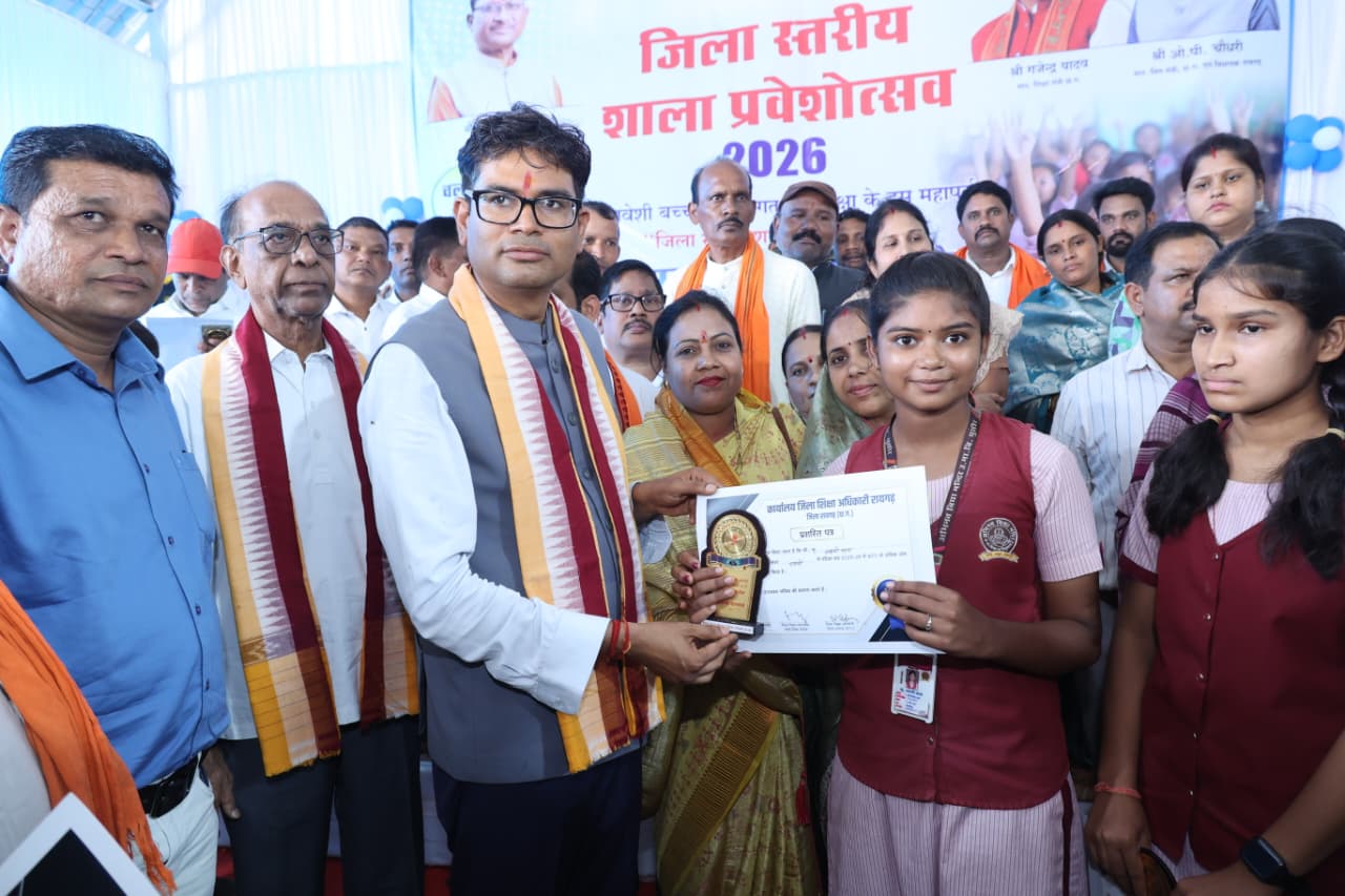 शिक्षकों के बच्चों के शासकीय स्कूलों में अध्ययन पर मंच से किया गया सम्मान