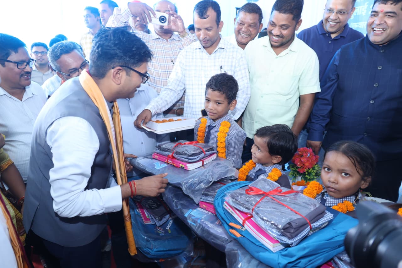 शाला प्रवेशोत्सव में 50 से अधिक मेधावी विद्यार्थियों का हुआ सम्मान