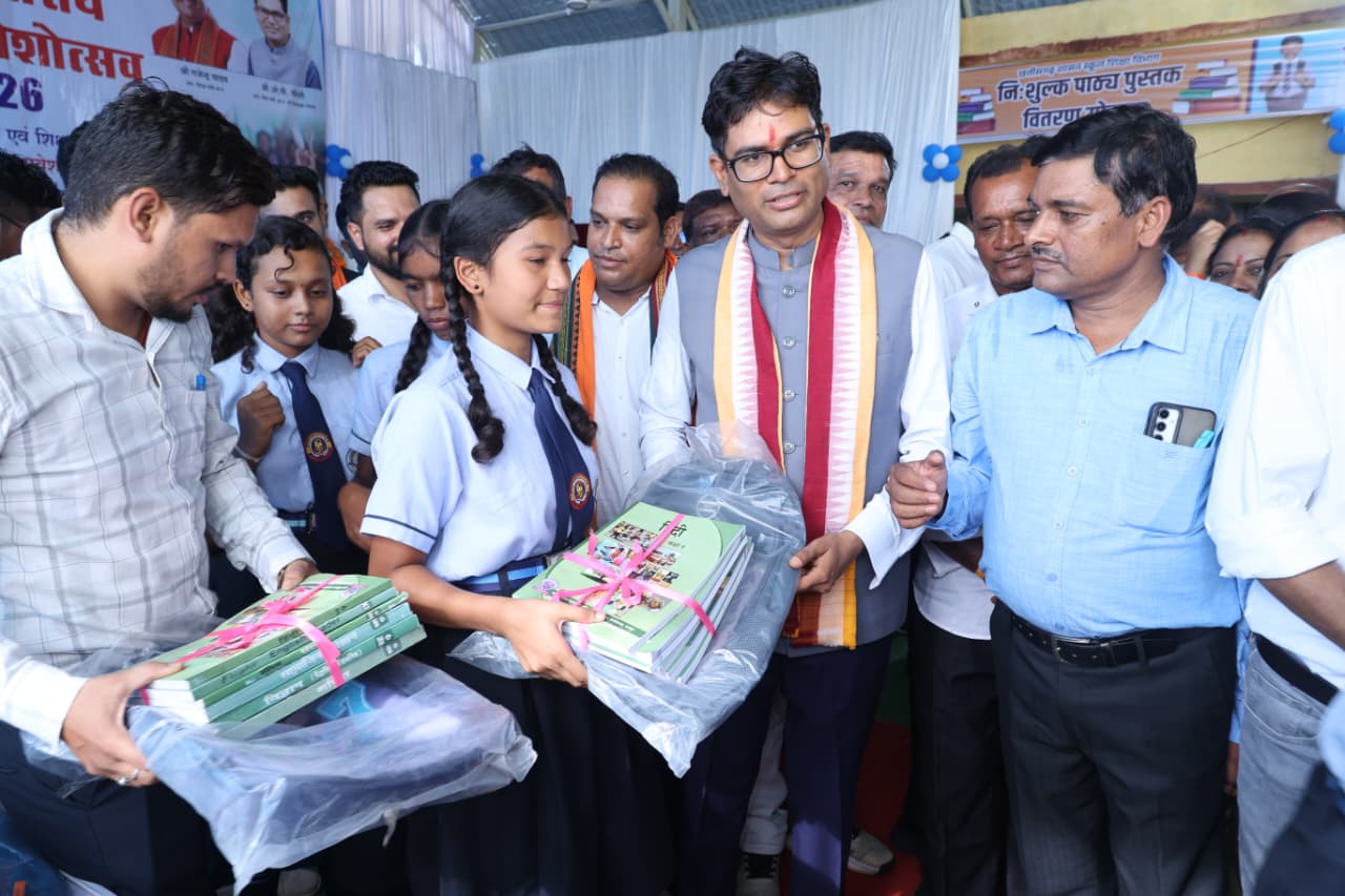 शाला प्रवेशोत्सव में 50 से अधिक मेधावी विद्यार्थियों का हुआ सम्मान