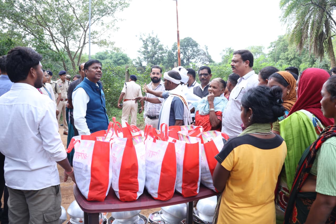बाढ़ प्रभावित परिवारों के बीच पहुंचे वन मंत्री केदार कश्यप, बांटी राहत सामग्री