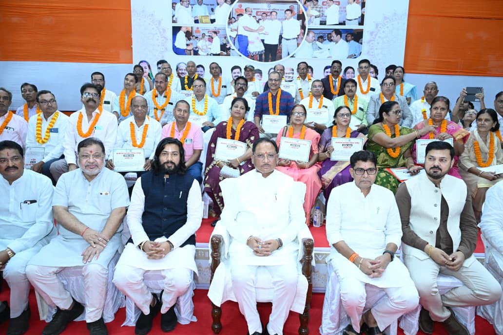 मोटराइज्ड ट्राई साइकिल से लेकर हियरिंग एड तक, दिव्यांगों को मिले आधुनिक उपकरण