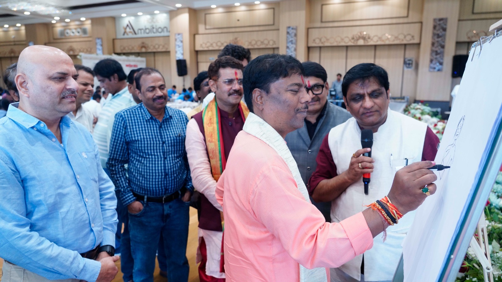 रचनात्मक सोच और कला को बढ़ावा देने का अनूठा प्रयास बना 'मुस्कुराता बस्तर'