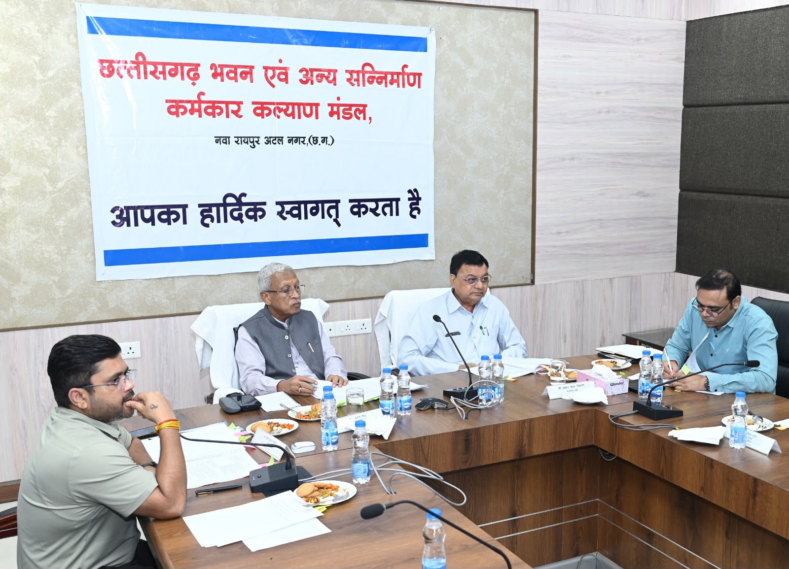 श्रमिक कल्याण योजनाओं के प्रभावी क्रियान्वयन पर सरकार का जोर