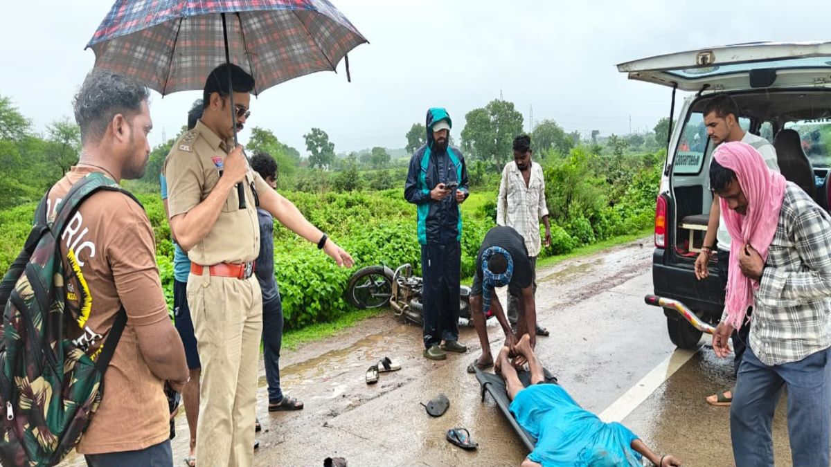 सड़क दुर्घटना में एक युवक की मौत, दो की हालत गंभीर