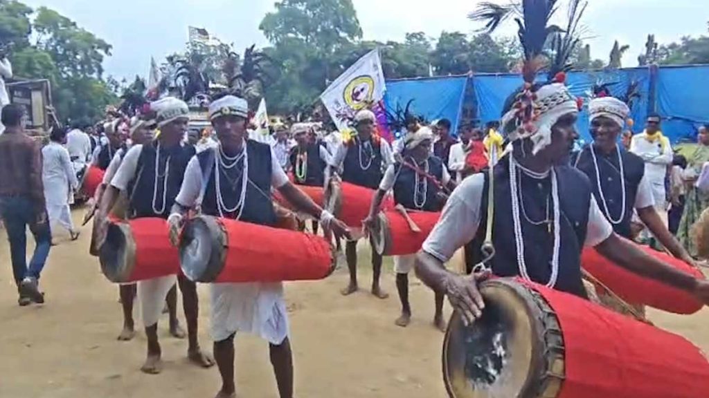 आदिवासी दिवस पर छत्तीसगढ़ के शहरों में गूंजे लोकगीत, परंपराओं को सहेजने का संकल्प