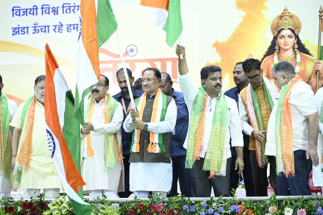 हजारों हाथों में तिरंगा, भारत माता के जयघोष से गूंजा रायपुर