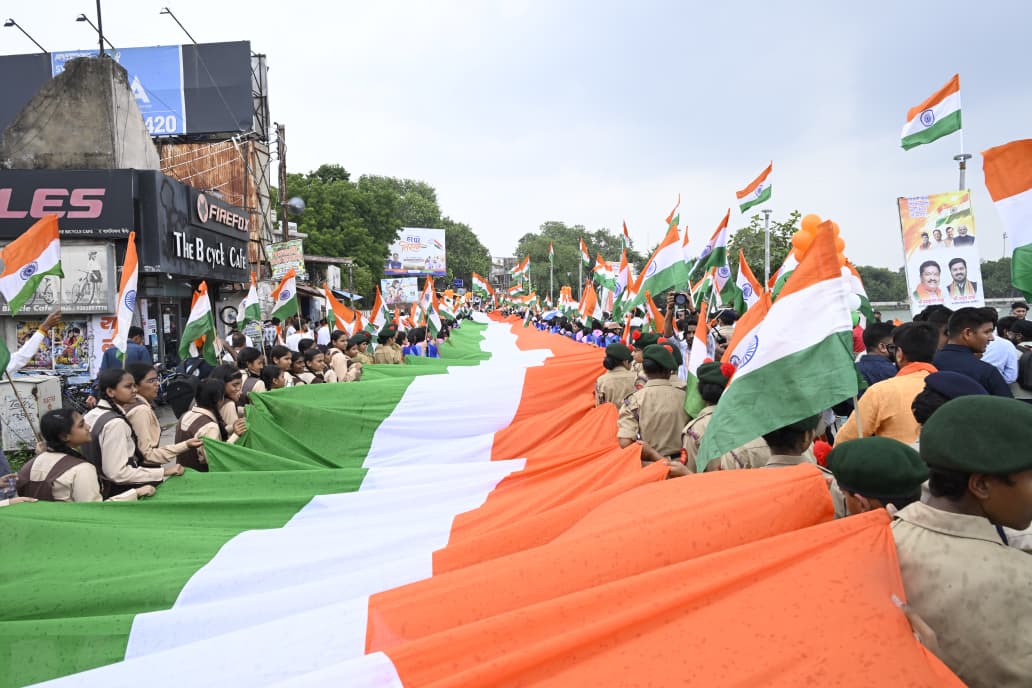 हजारों हाथों में तिरंगा, भारत माता के जयघोष से गूंजा रायपुर