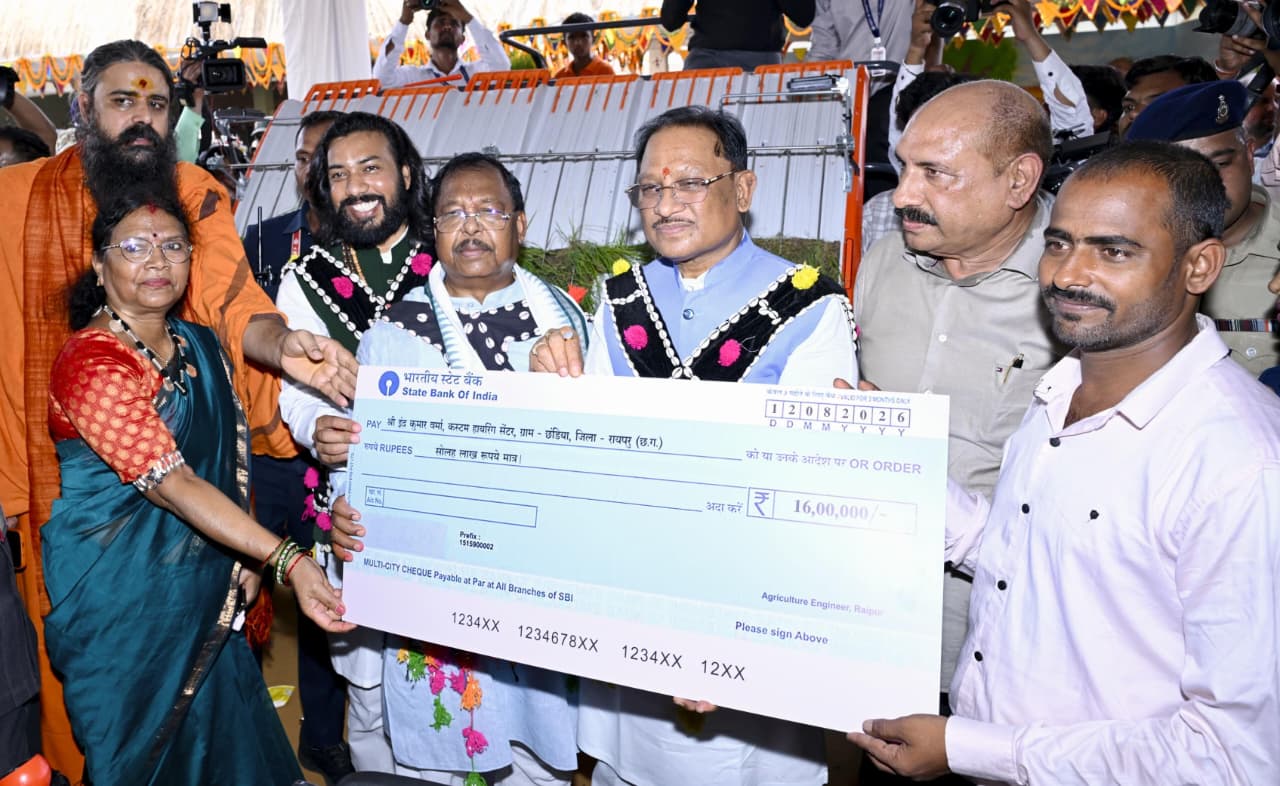 हरेली तिहार पर गूंजे लोकगीत, थिरके कदम, मुख्यमंत्री निवास में दिखा गांव का रंग