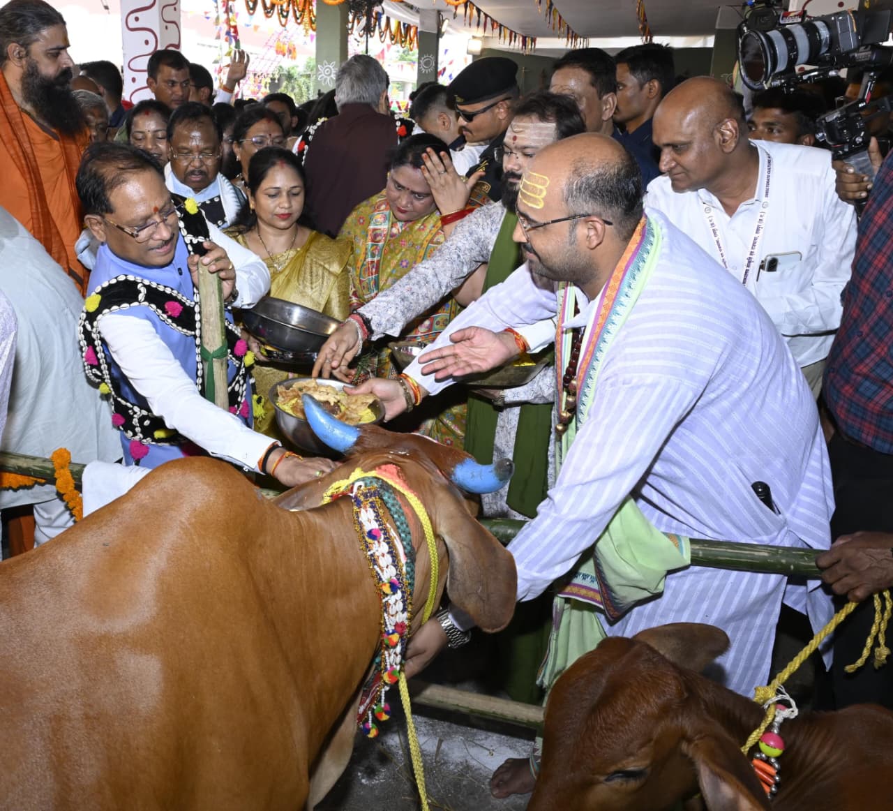 हरेली तिहार पर गूंजे लोकगीत, थिरके कदम, मुख्यमंत्री निवास में दिखा गांव का रंग