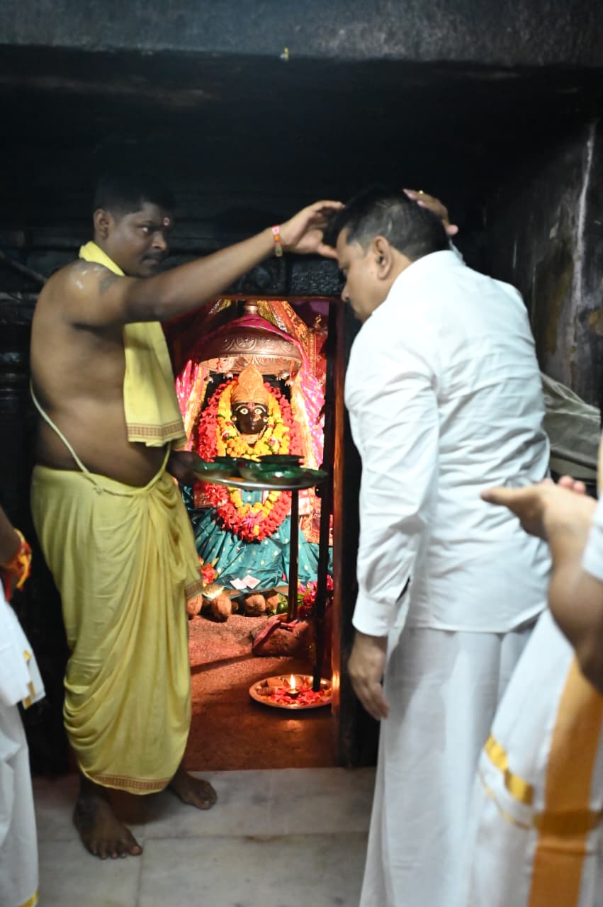 मां दंतेश्वरी की पूजा-अर्चना के बाद तिरंगा यात्रा के दूसरे चरण का शुभारंभ