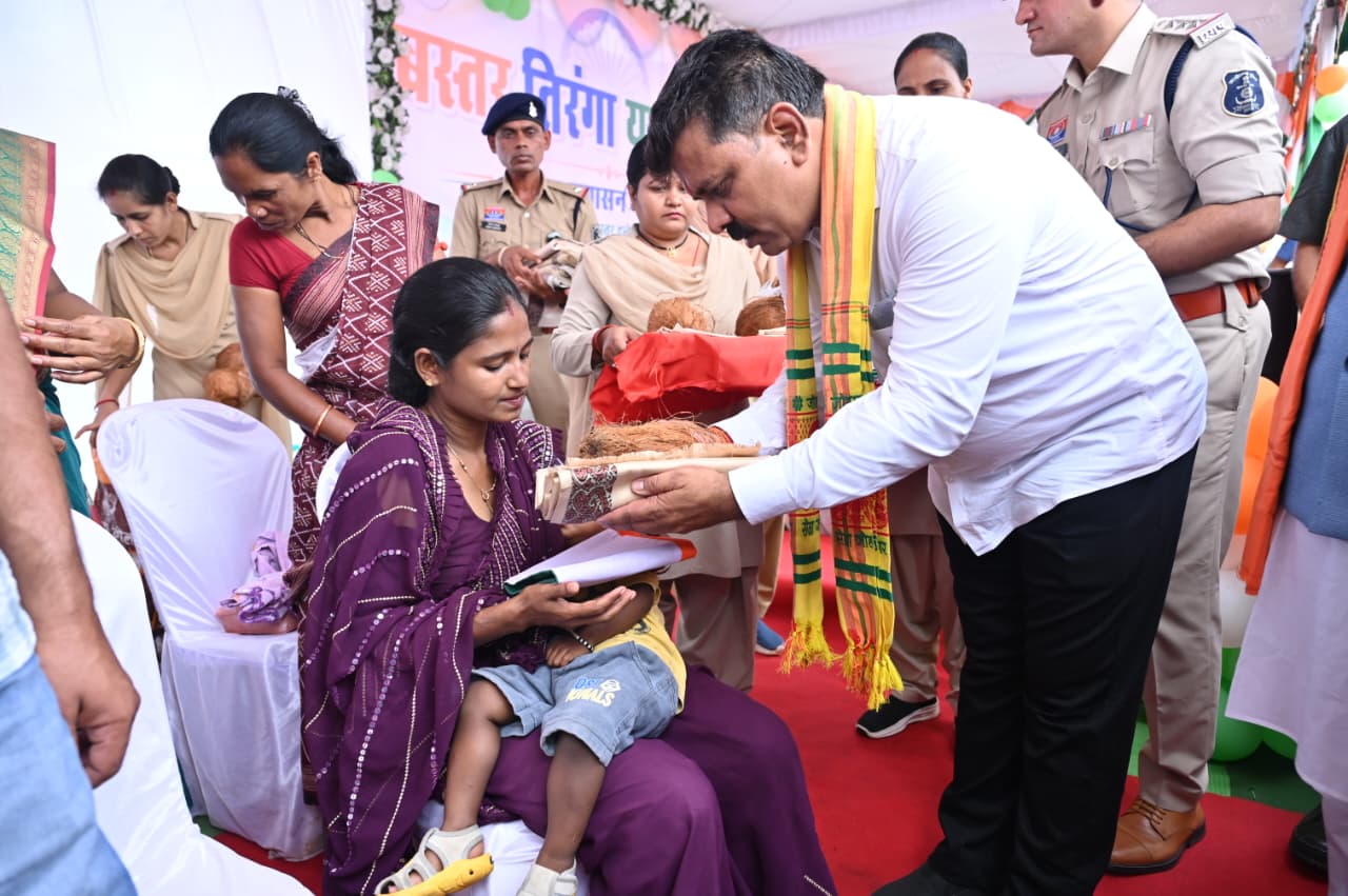मां दंतेश्वरी की पूजा के बाद शुरू हुई बस्तर तिरंगा यात्रा, शहीद जवानों को किया नमन