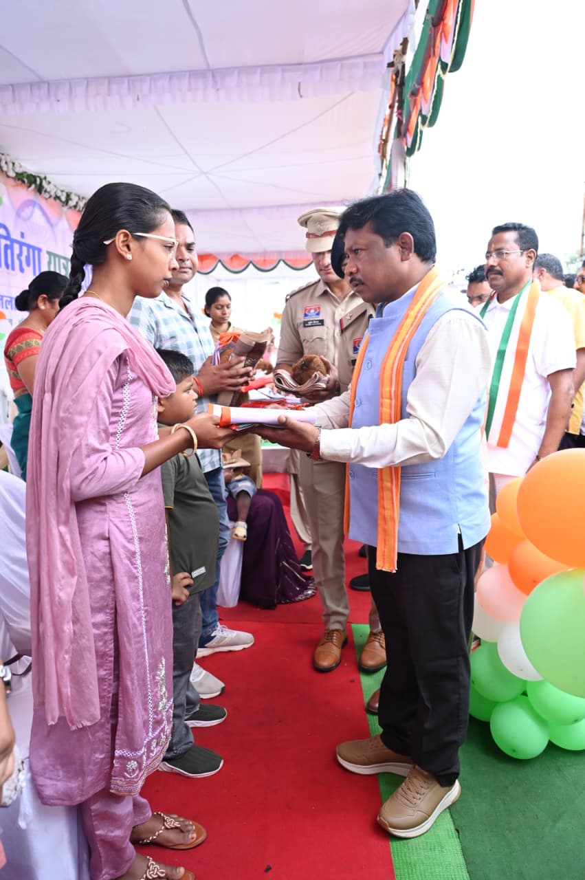 नक्सल प्रभावित इलाकों में लहराया तिरंगा, विजय शर्मा बोले- बस्तर की जनता की जीत हुई