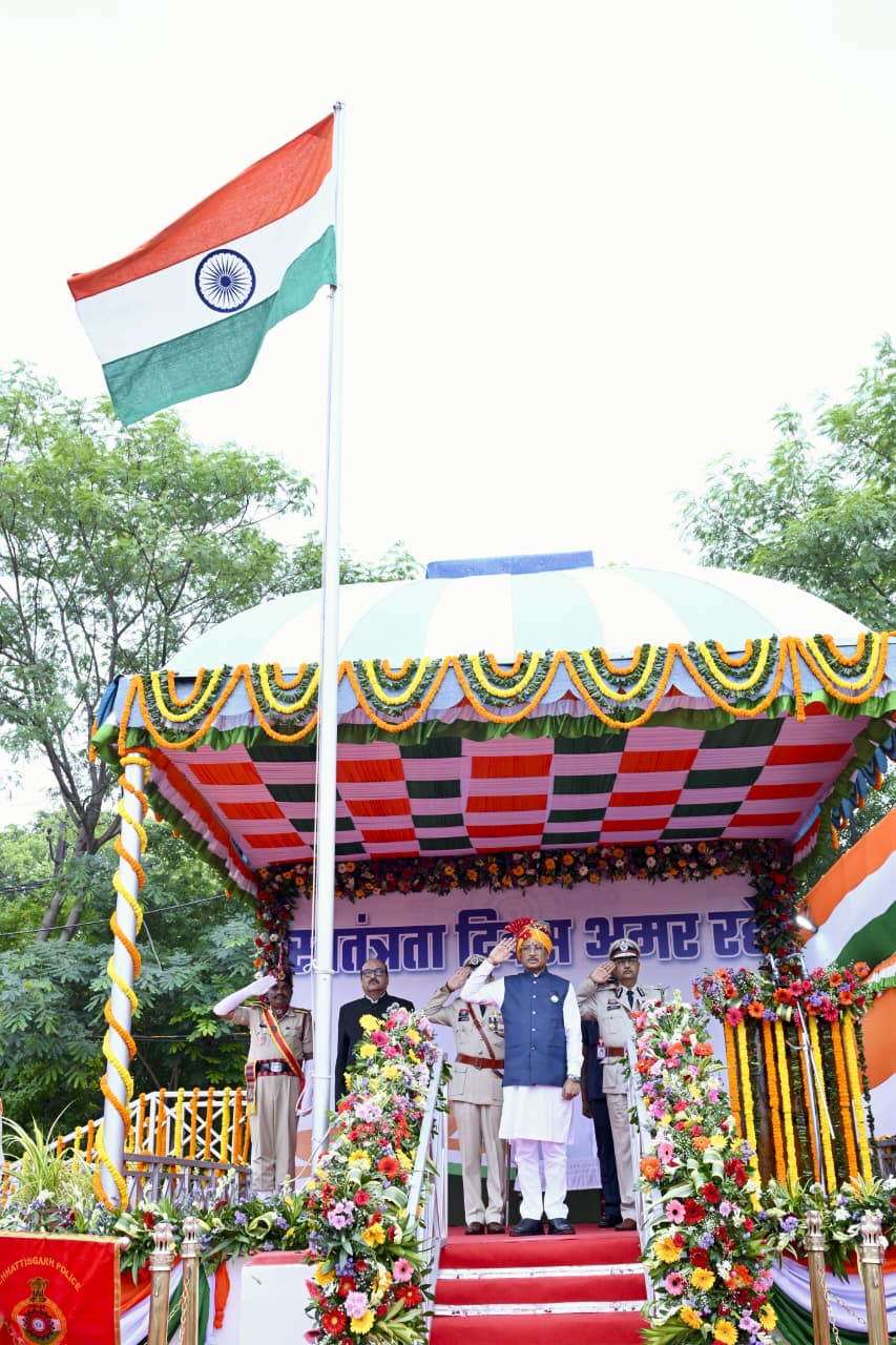 स्वतंत्रता दिवस पर सीएम साय ने किया ध्वजारोहण, शहीदों और स्वतंत्रता सेनानियों को किया नमन