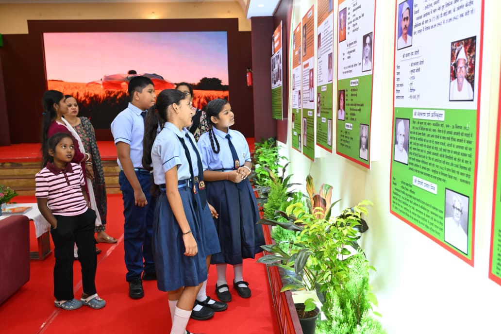 छत्तीसगढ़ के स्वतंत्रता सेनानियों की दुर्लभ तस्वीरों ने विद्यार्थियों को किया प्रेरित