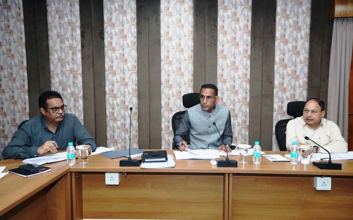 बस्तर में सड़क निर्माण की टाइमलाइन तय, मशीनरी और संसाधन लगाने ठेकेदारों को निर्देश
