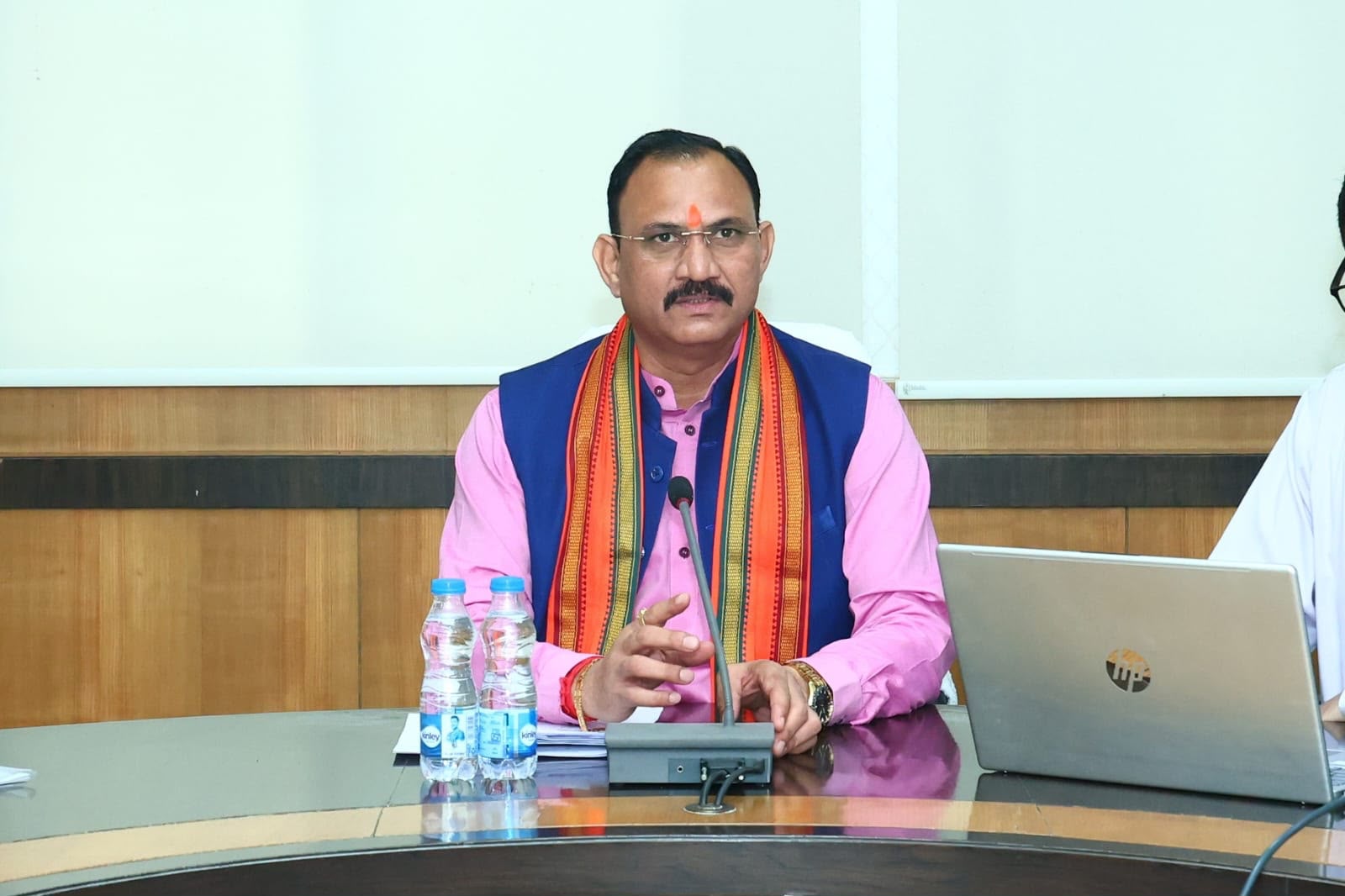 स्वास्थ्य सेवाओं को जनोन्मुखी बनाने मंत्री ने अधिकारियों को दिए दिशा-निर्देश