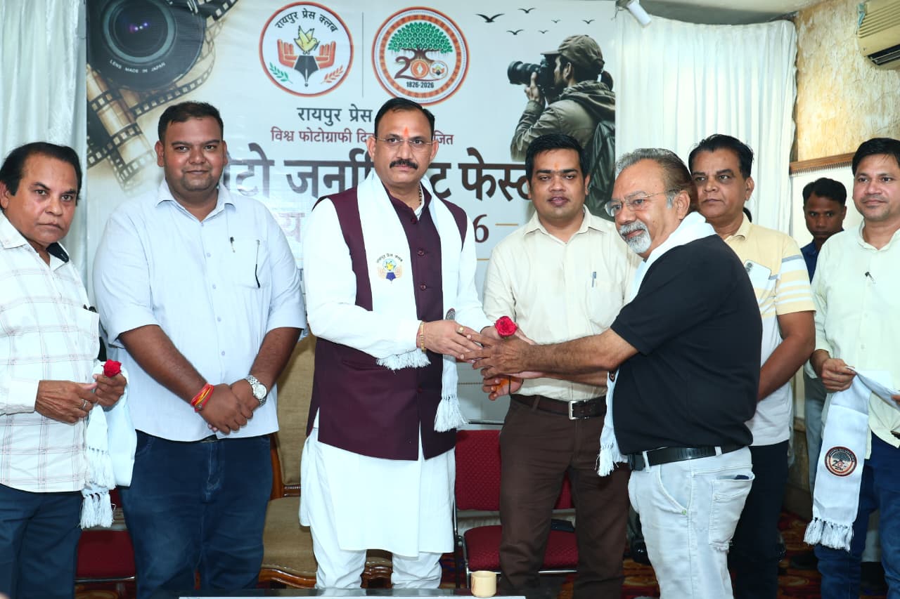 तस्वीरों के माध्यम से समाज और समय से संवाद की कोशिश : मोहन तिवारी