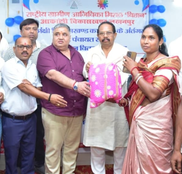 मछली पालन बनेगा ग्रामीणों की आय का नया जरिया, लखनपुर में हुआ बीज वितरण