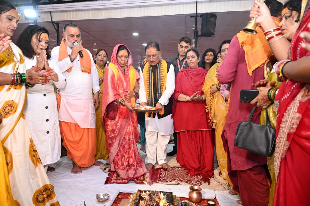 सपरिवार भगवान शिव की पूजा में शामिल हुए मुख्यमंत्री विष्णुदेव साय