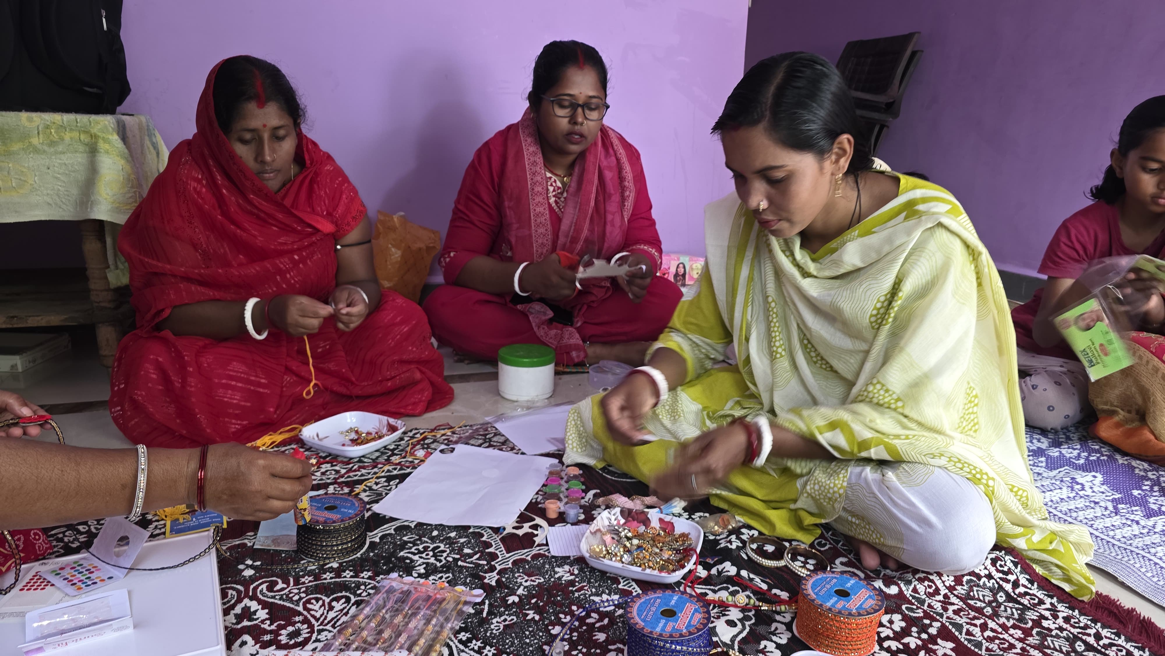 घर की जिम्मेदारियों के साथ हुनर से कमाई कर रहीं बिहान की बहनें