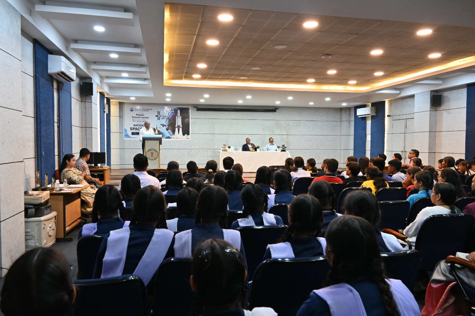 थुम्बा से चंद्रमा तक भारत की अंतरिक्ष यात्रा, विद्यार्थियों ने पोस्टरों में उकेरी वैज्ञानिक सोच