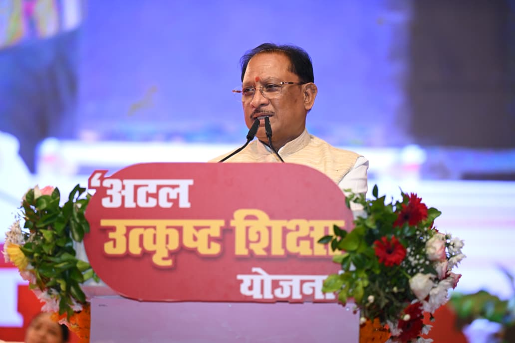 श्रमिक परिवारों के बच्चों के साथ भोजन कर मुख्यमंत्री ने बढ़ाया उनका हौसला