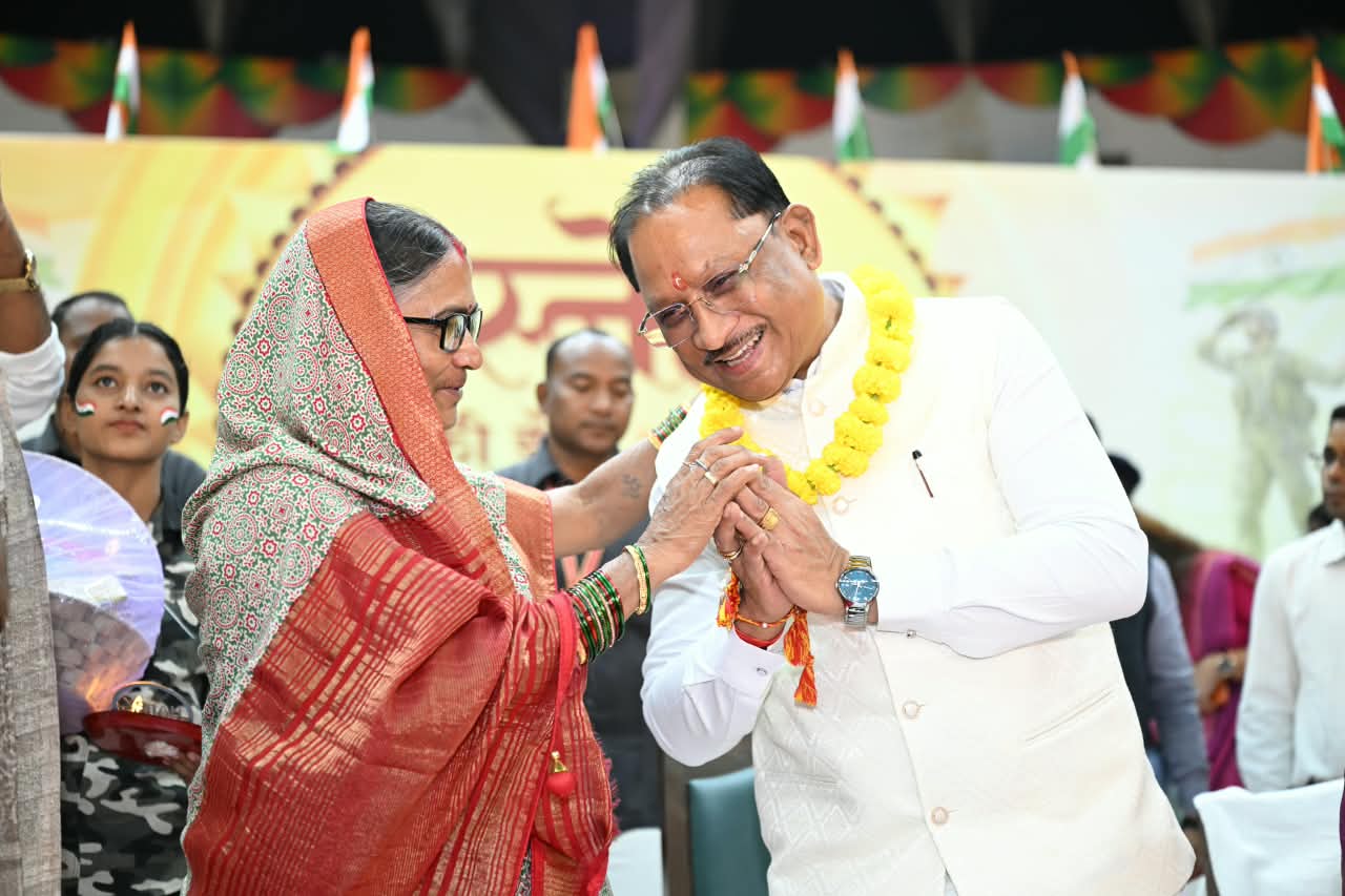 जवानों की कलाइयों पर सजी राखी, ‘स्नेह की डोर’ में दिखा भाईचारे का अनूठा दृश्य