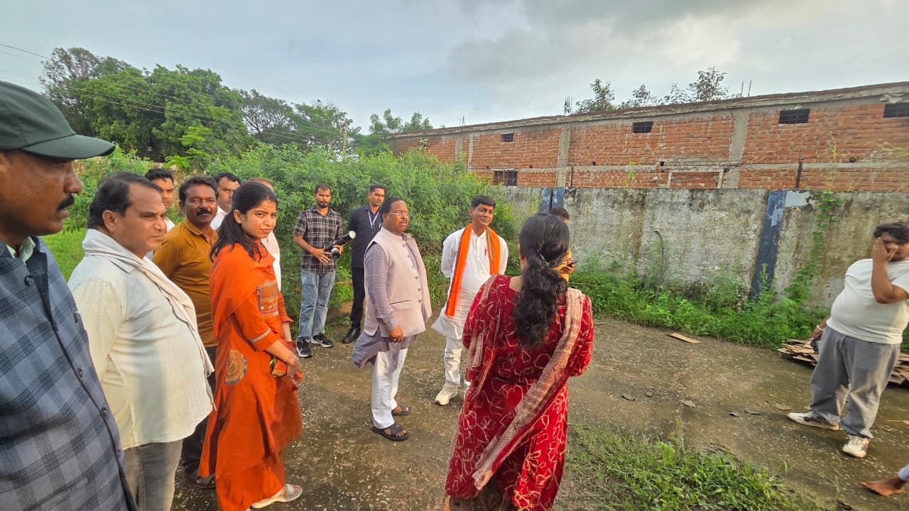 चबूतरे पर बैठकर मंत्री ने सुनी छात्राओं की बातें, पढ़ाई और करियर पर किया संवाद