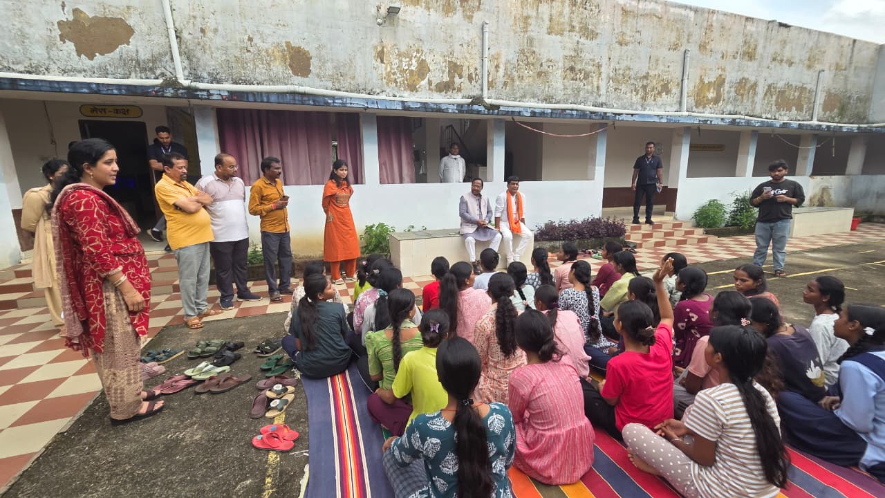 पढ़ाई के साथ छात्राओं के स्वास्थ्य और व्यक्तित्व विकास पर सरकार का फोकस