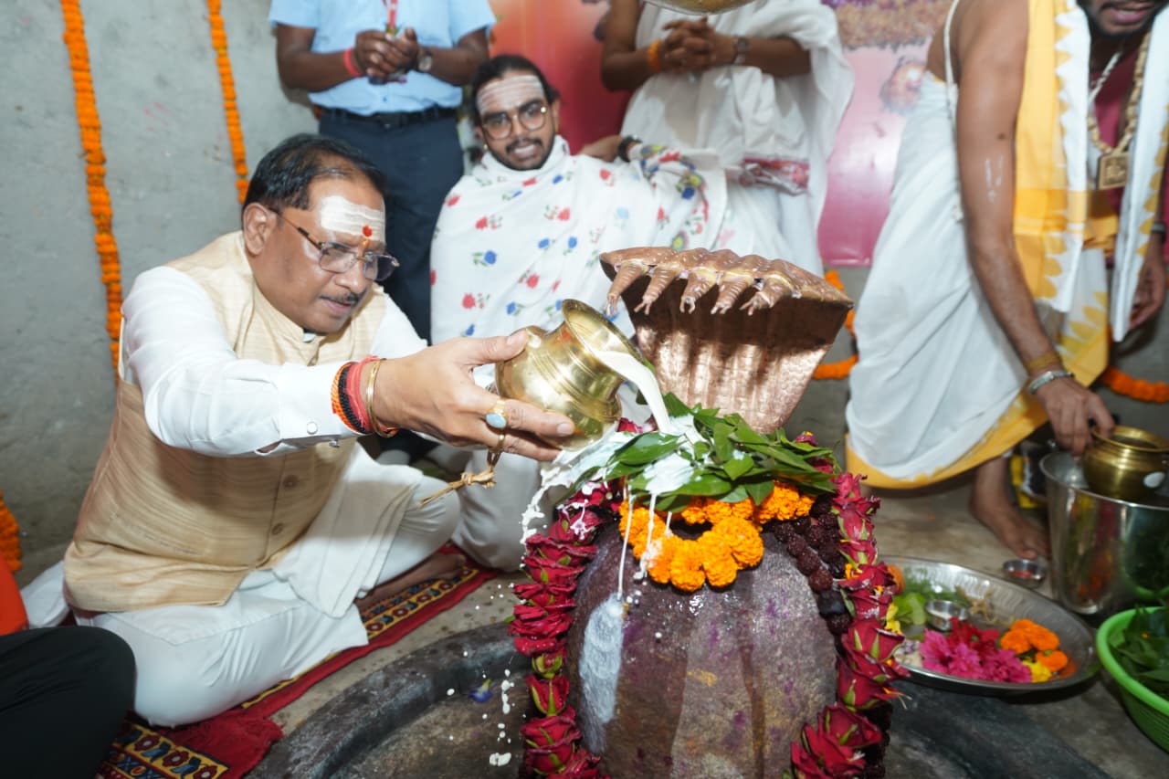 ग्राम कर्रा में शिवभक्ति में लीन हुए मुख्यमंत्री विष्णुदेव साय