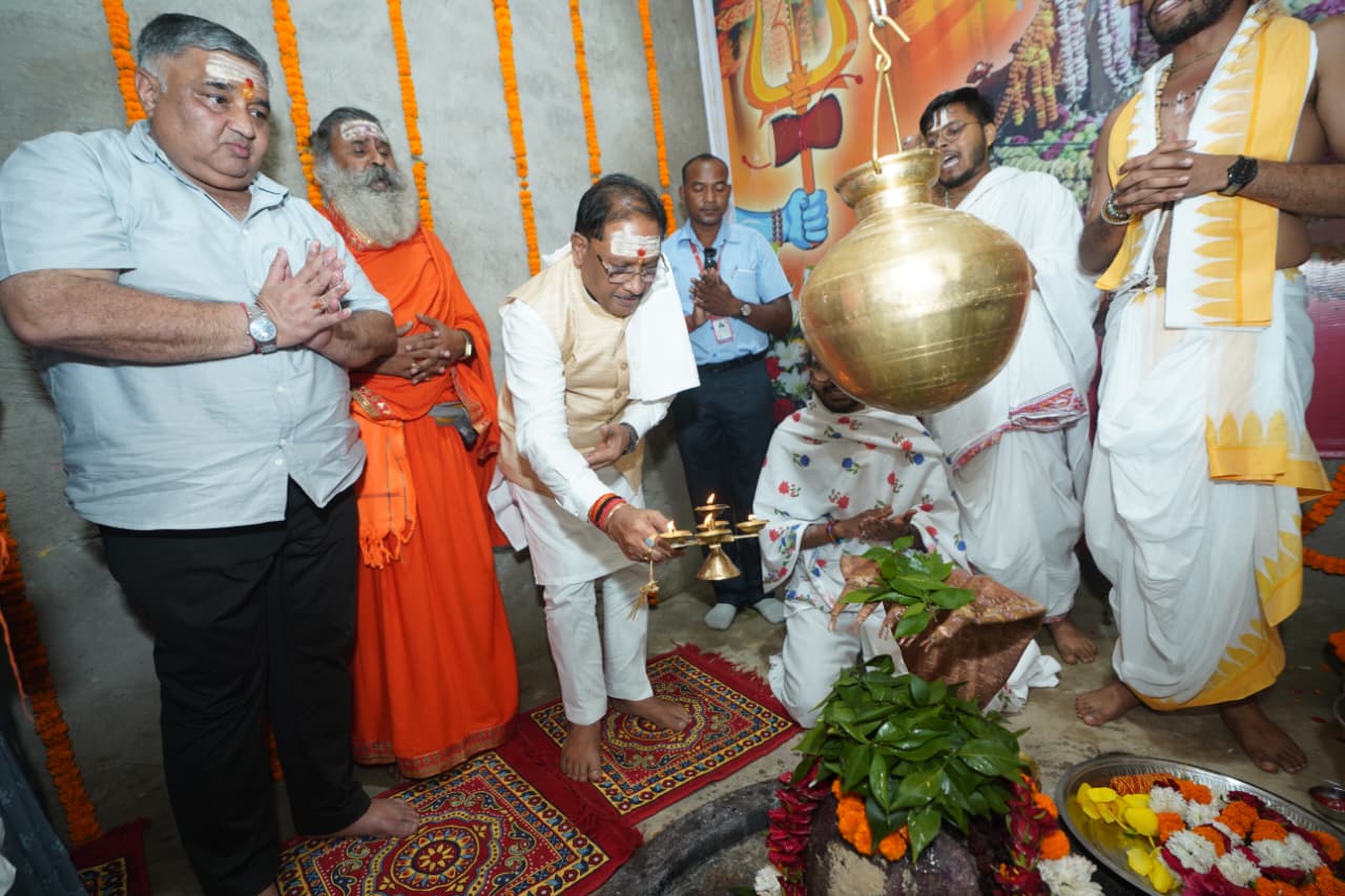 ‘एक पेड़ मां के नाम’ के तहत मुख्यमंत्री ने लगाया रुद्राक्ष का पौधा