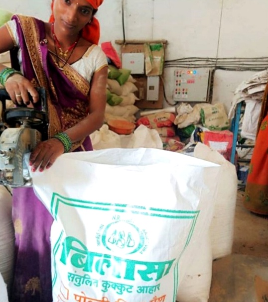 रोजगार के साथ गांव की अर्थव्यवस्था को भी मजबूती दे रहा महिला समूह का संयंत्र