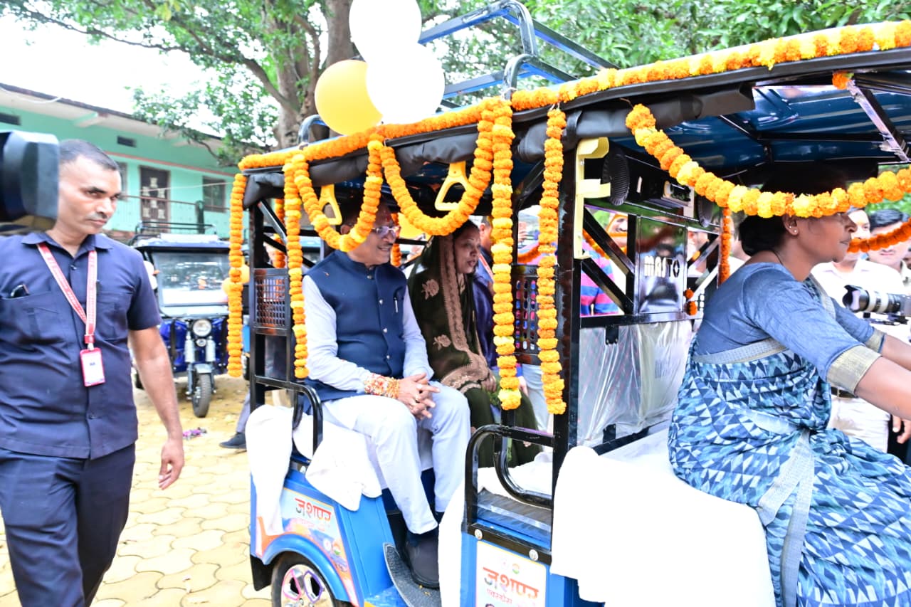 जशपुर एक्सप्रेस बनी महिलाओं के स्वरोजगार की नई पहचान, 50 दीदियों को सौंपे ई-रिक्शा