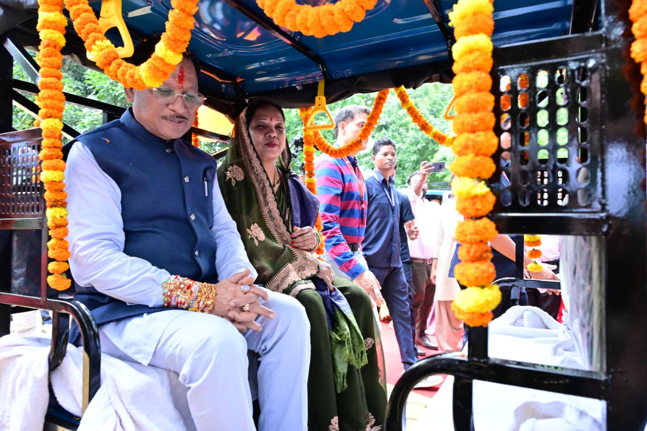 जशपुर एक्सप्रेस बनी महिलाओं के स्वरोजगार की नई पहचान, 50 दीदियों को सौंपे ई-रिक्शा