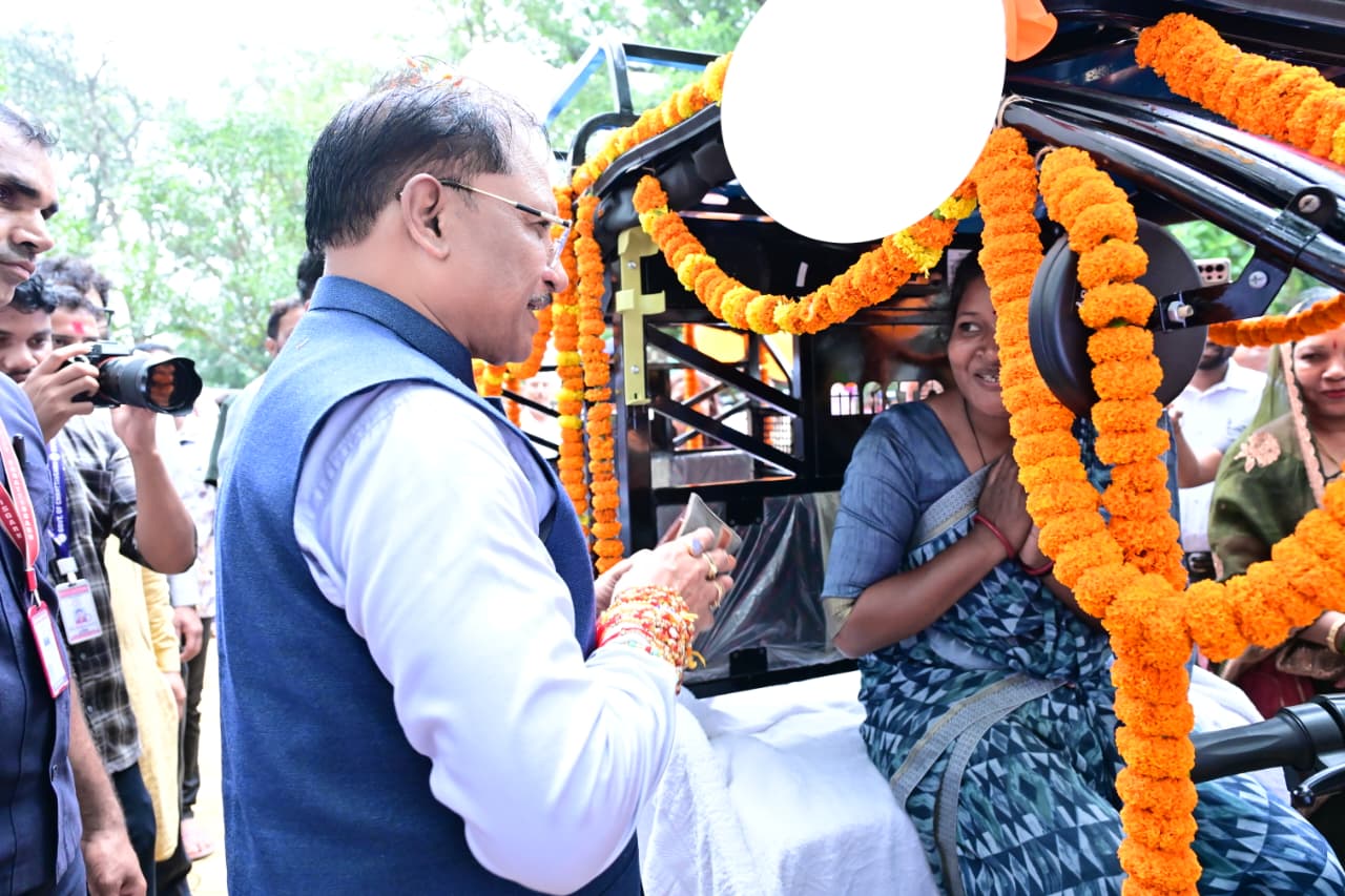 किराना दुकान से ई-रिक्शा तक, स्वरोजगार के नए अवसरों से आगे बढ़ रहीं छत्तीसगढ़ की दीदियां