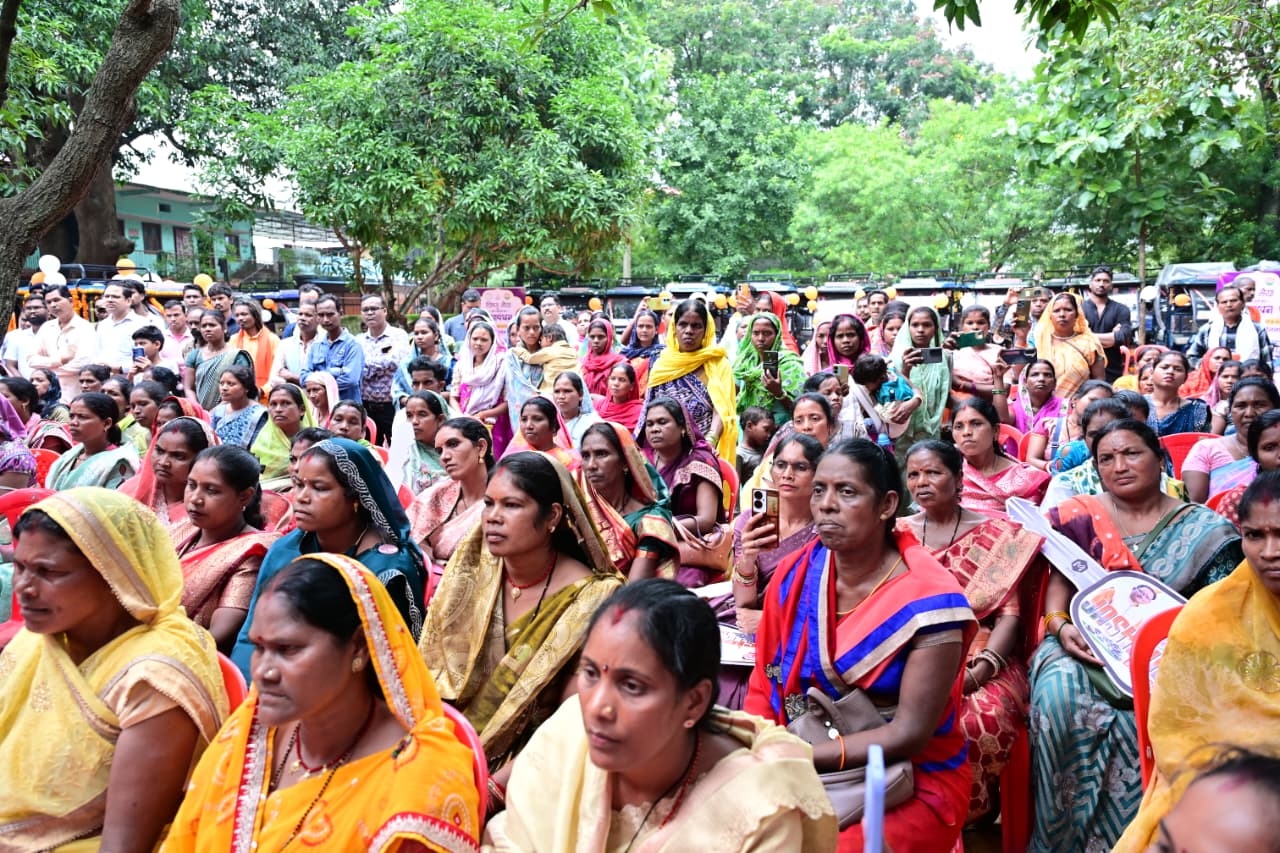 किराना दुकान से ई-रिक्शा तक, स्वरोजगार के नए अवसरों से आगे बढ़ रहीं छत्तीसगढ़ की दीदियां
