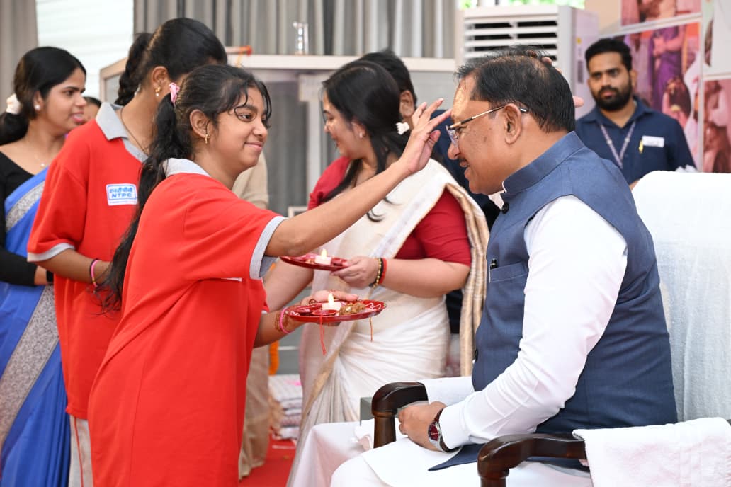 विष्णु भैया को बहनों ने बांधी राखी, मुख्यमंत्री ने कहा- आपका स्नेह मेरी शक्ति