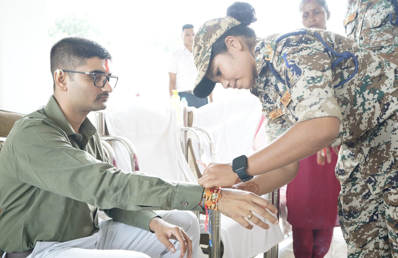 हिंसा का रास्ता छोड़ बहनों ने जवानों संग मनाया रक्षाबंधन